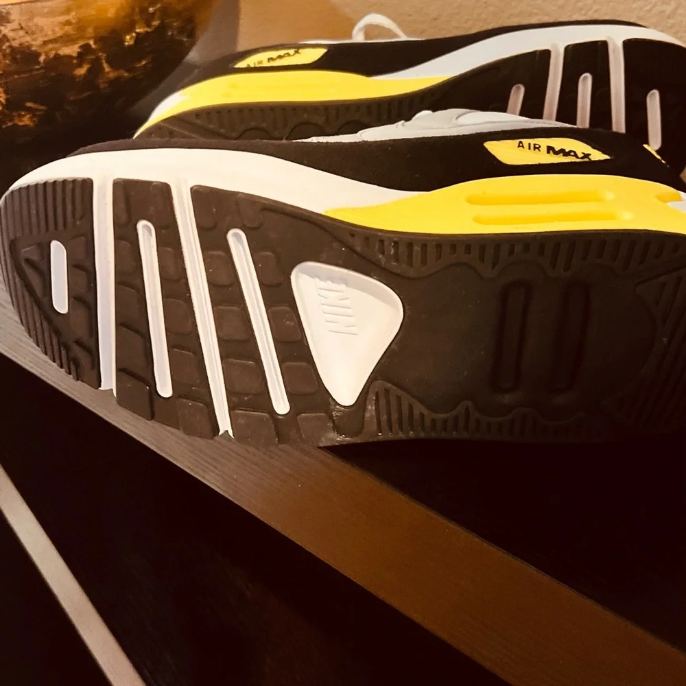 Nike Air Max 90 LV8 Sneakers. No tags but never worn . - Picture 4 of 6